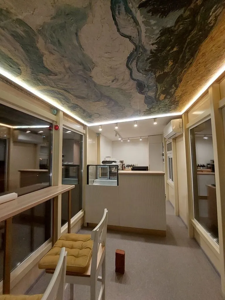 Сделан интерьер ларька-кафе у парка им. Зернова г Саров