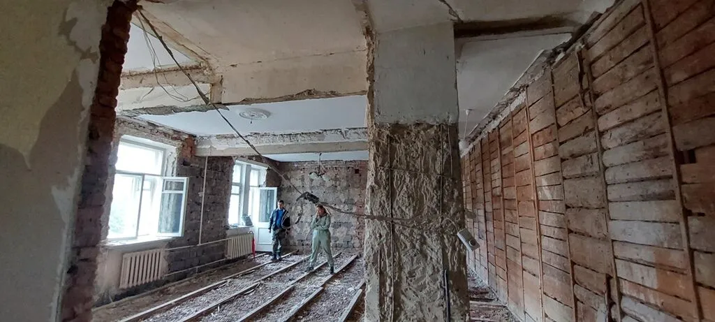 Завершаются черновые работы в 2-к квартире сталинке Саров ул Шевченко 60м2