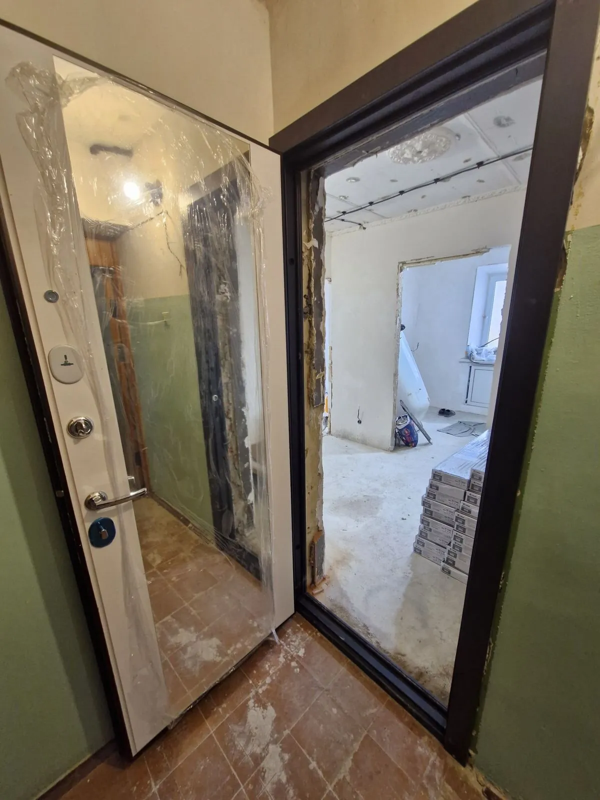 В 2ке на Юности установлены окна Rehau, сделана стяжка, оштукатуривание